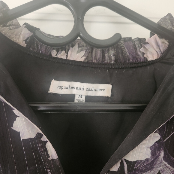 Cupcakes and Cashmere floral blouse with flowy sleeves size M - Picture 4 of 4